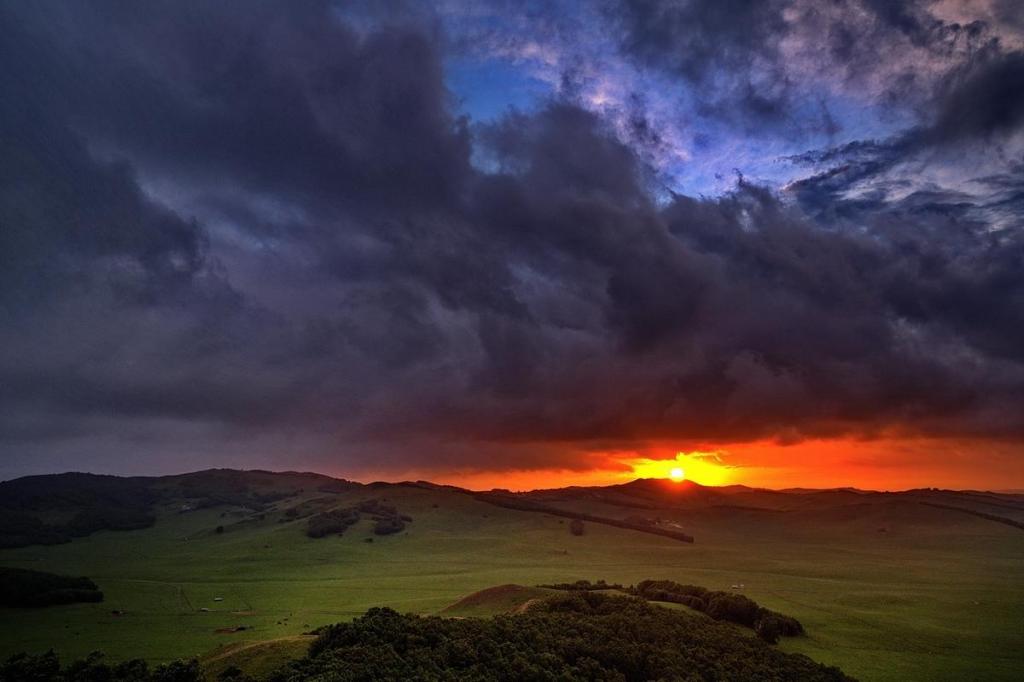 欣赏迷人的乌兰布统草原风景