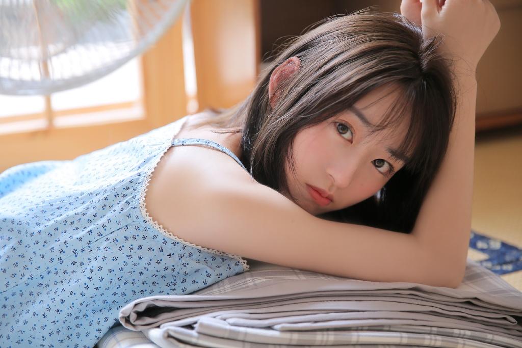 可爱俏皮女孩吊带慵懒写真