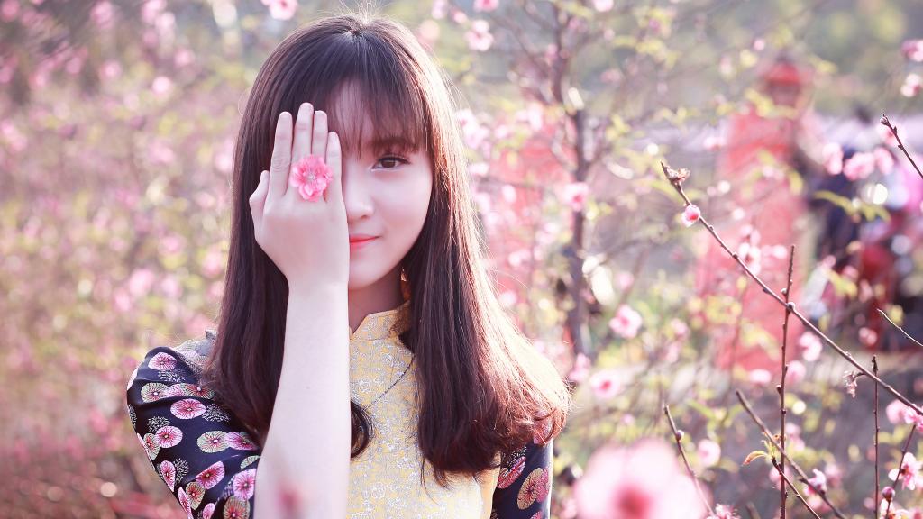 花开的季节里,美人如花