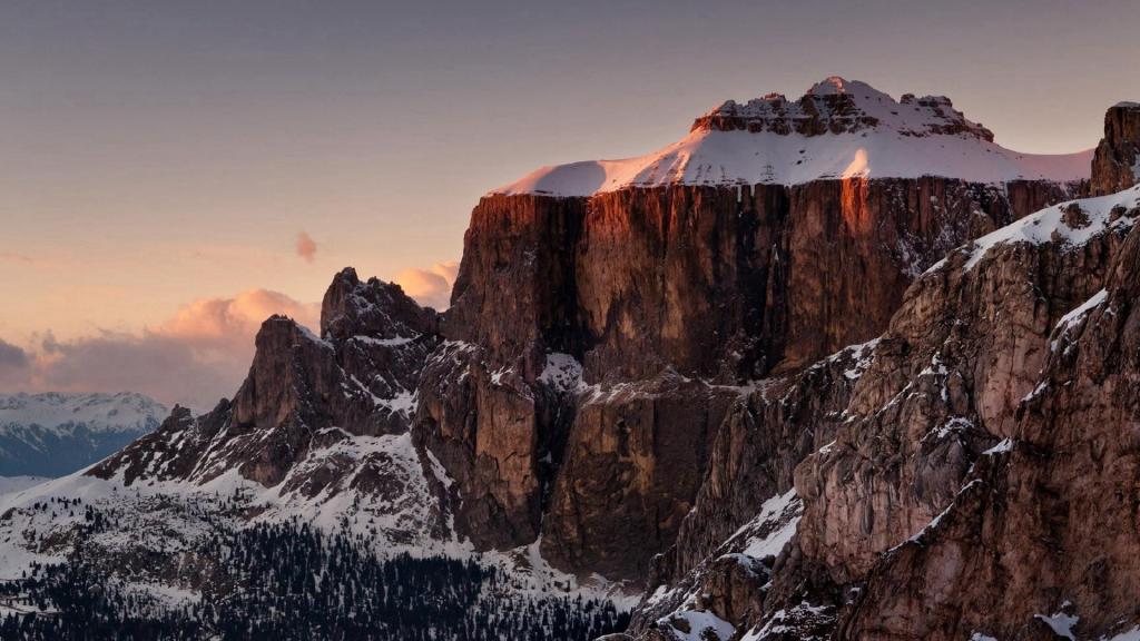 欣赏大自然优美峻峭的山峰景观