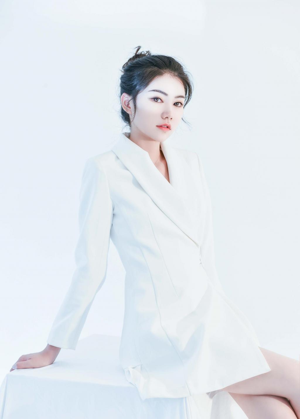 氧气美女白色西装气质美丽写真