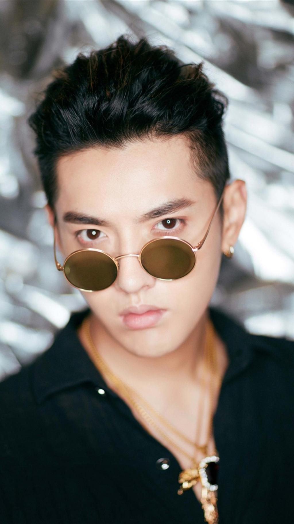 潮男吴亦凡帅气凝视写真