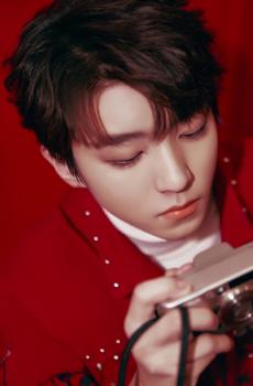 王俊凯帅气休闲风格写真-2