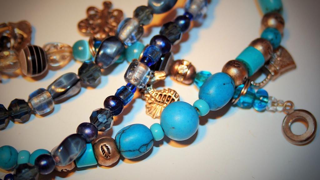 蓝彩琉璃珠饰品