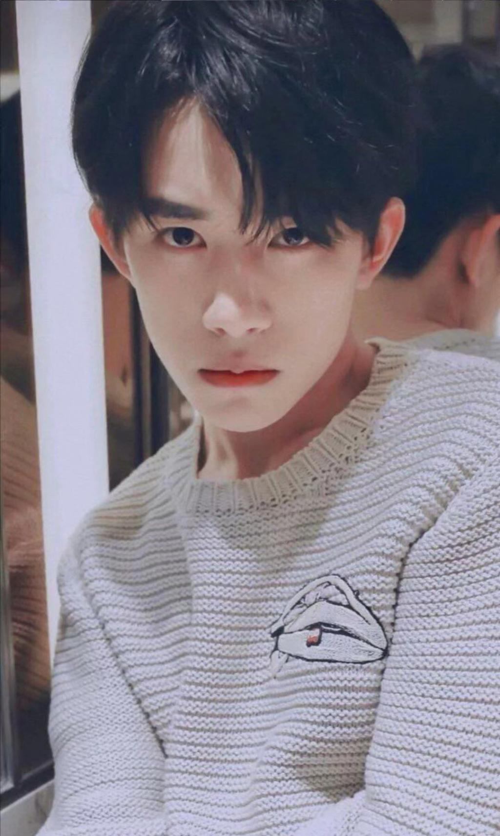 易烊千玺时尚休闲写真