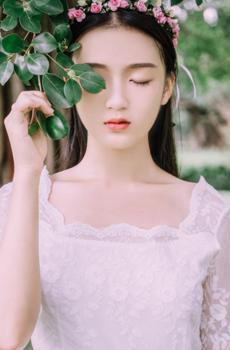 白衣气质美女户外养眼写真-2