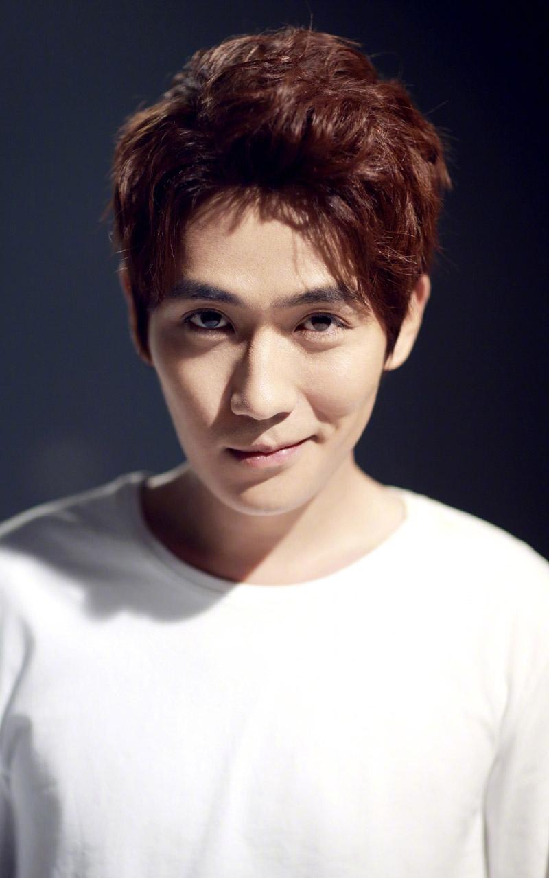 朱一龙搞怪表情九宫格写真