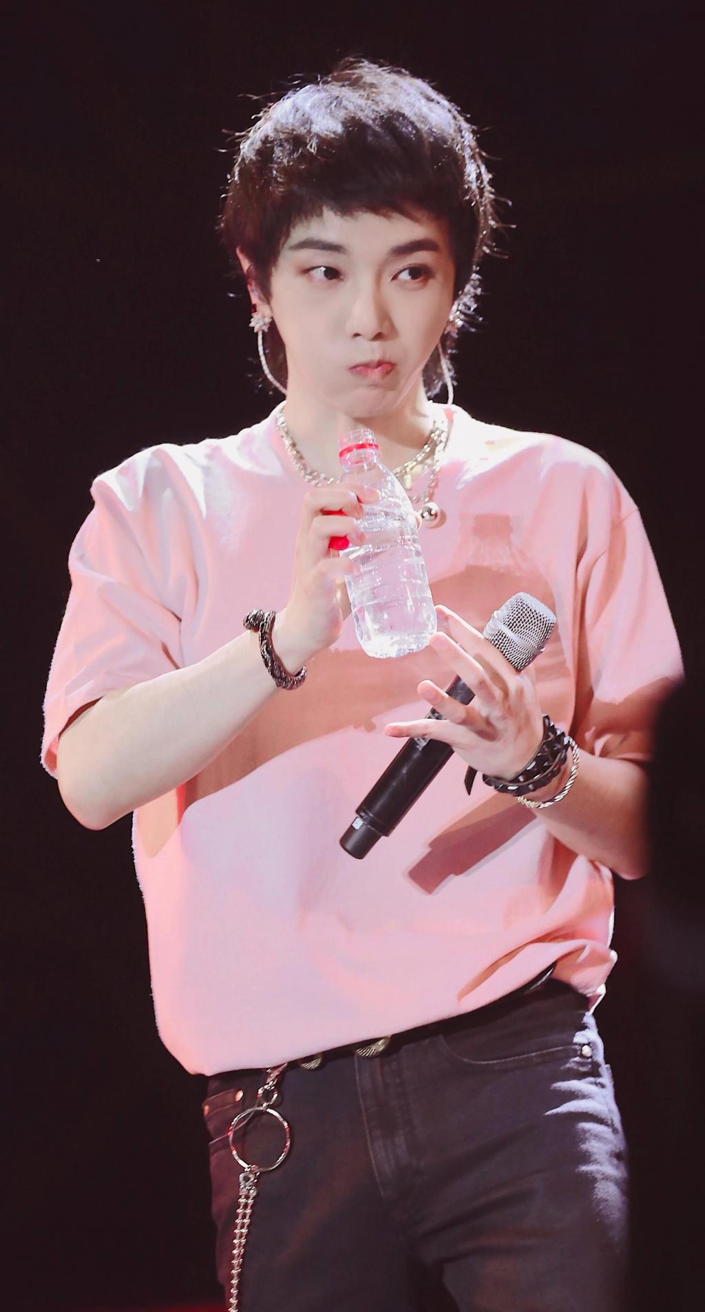 时尚休闲男孩华晨宇小清新迷人写真