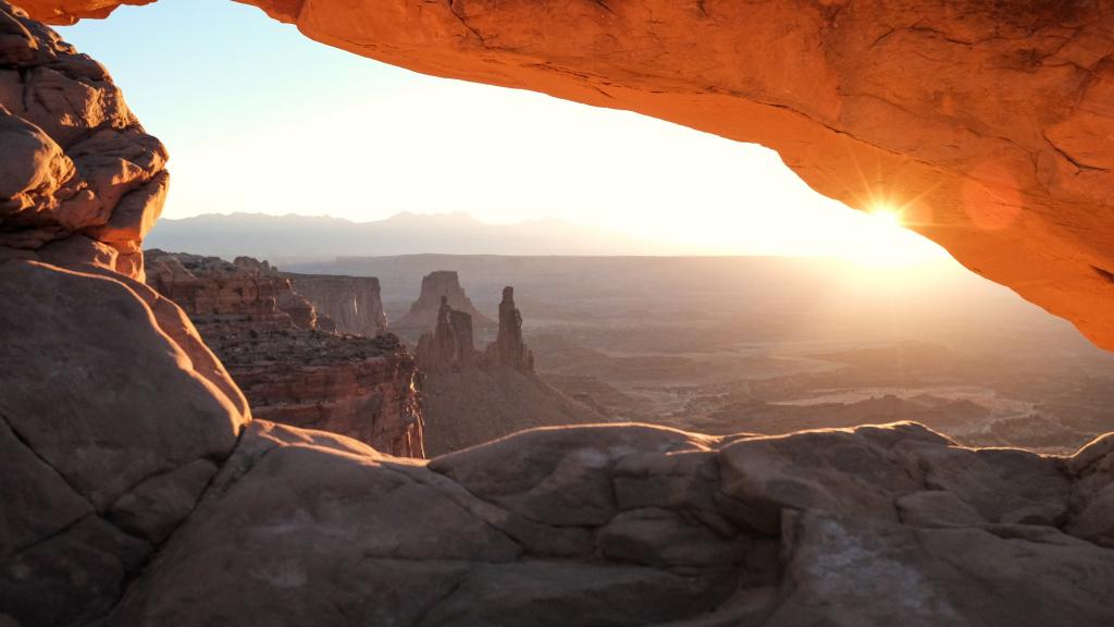 早晨光芒四射的阳光