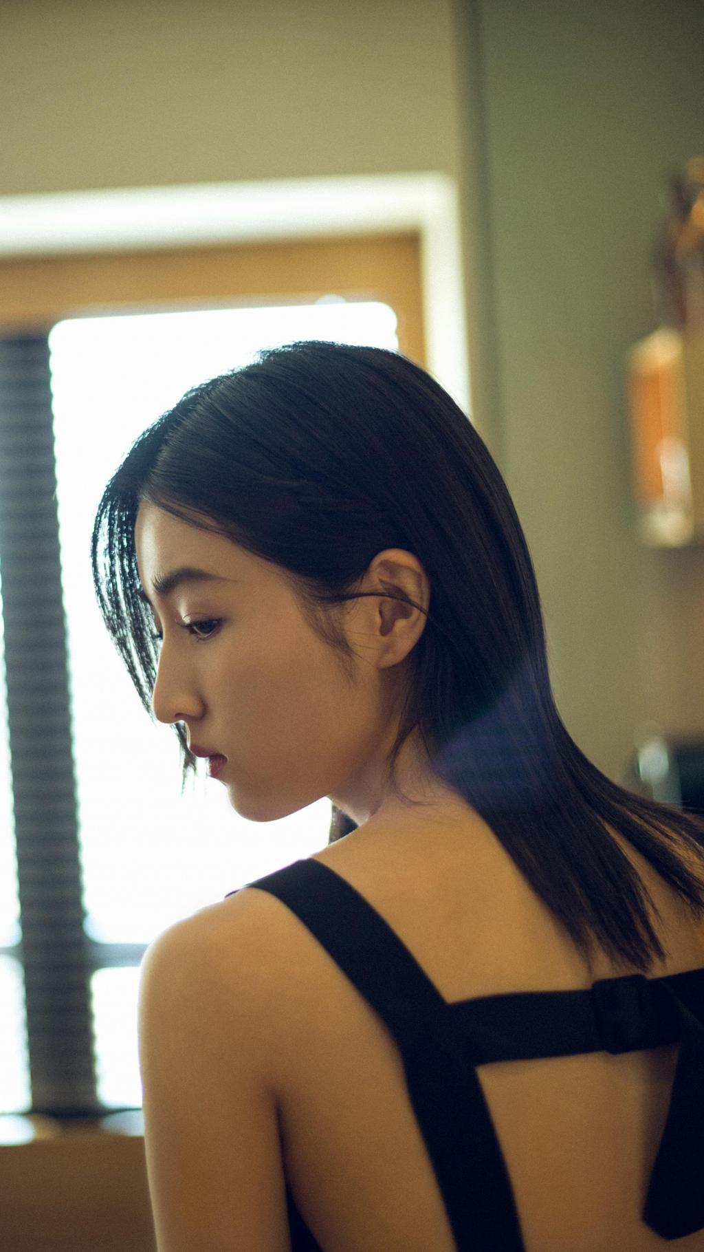 张子枫黑色长裙迷人写真