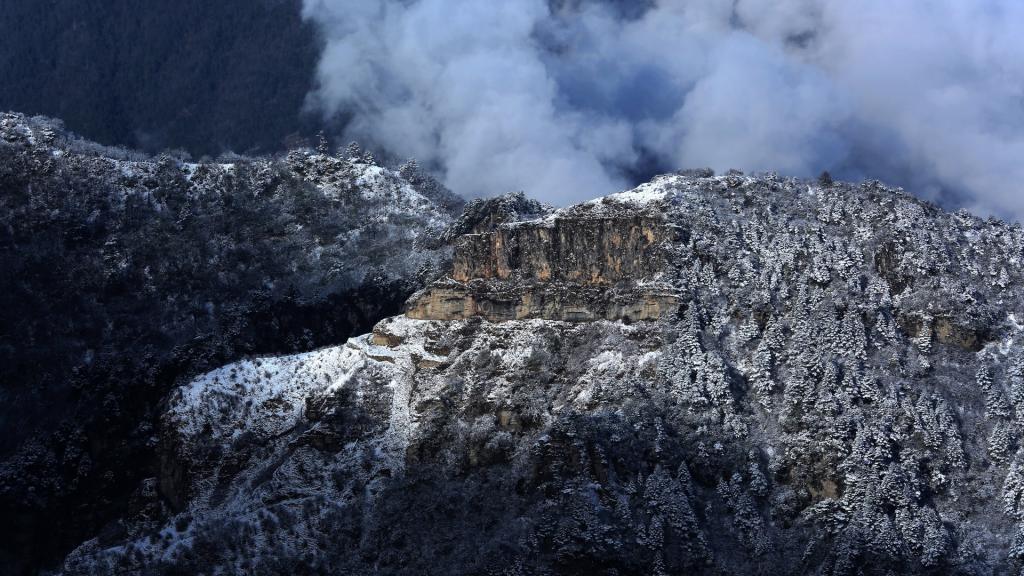 云雾遮盖的雪山唯美风景