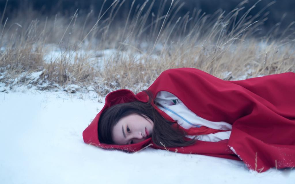 冬日红衣美女唯美写真