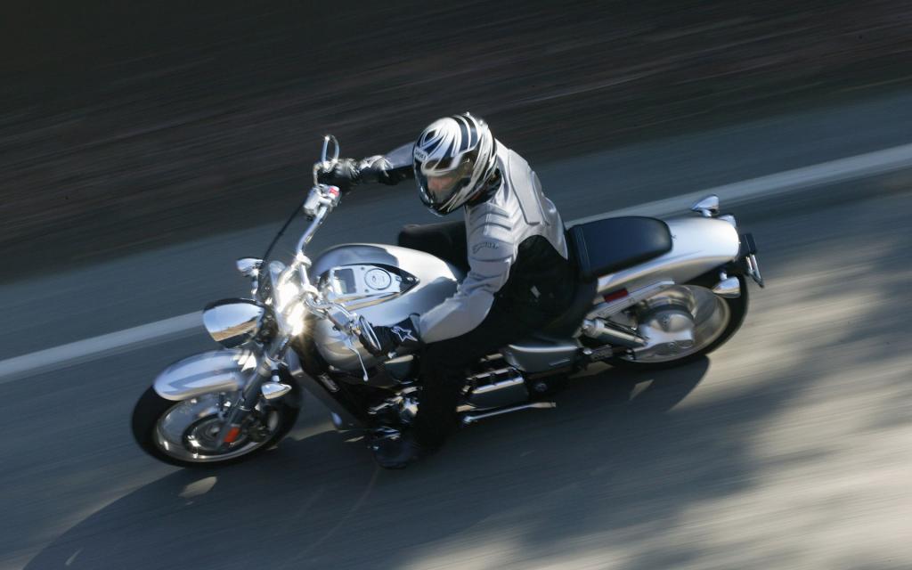 帅气本田VTX1800摩托车