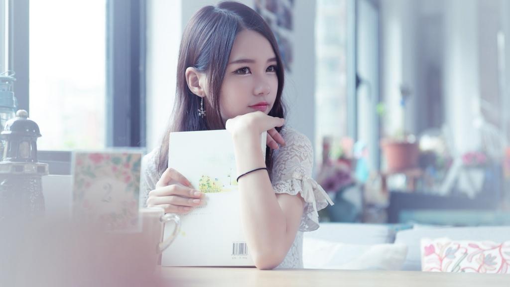 甜美文静美女