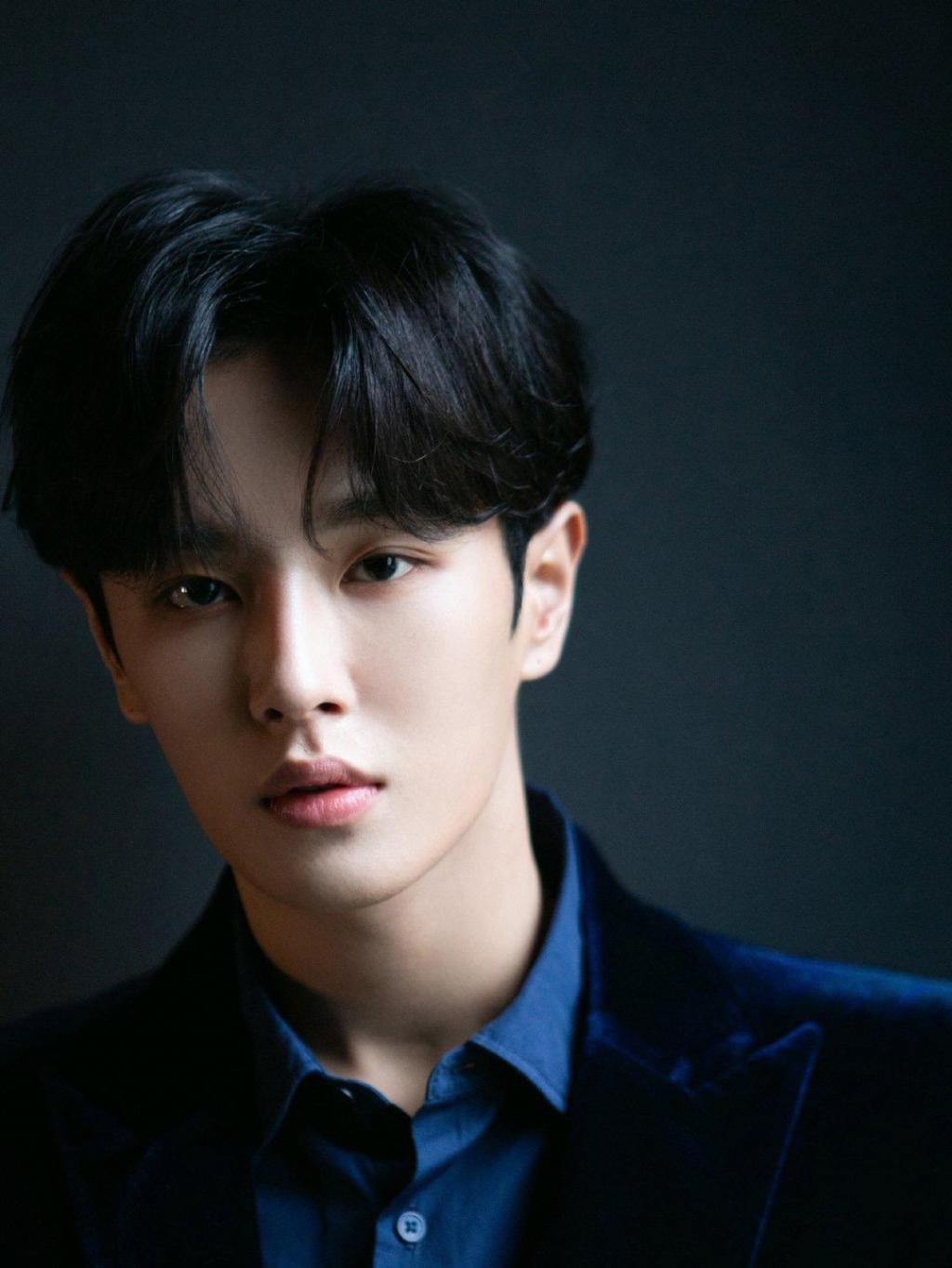 青春少年李汶翰蓝色丝绒西装帅气写真