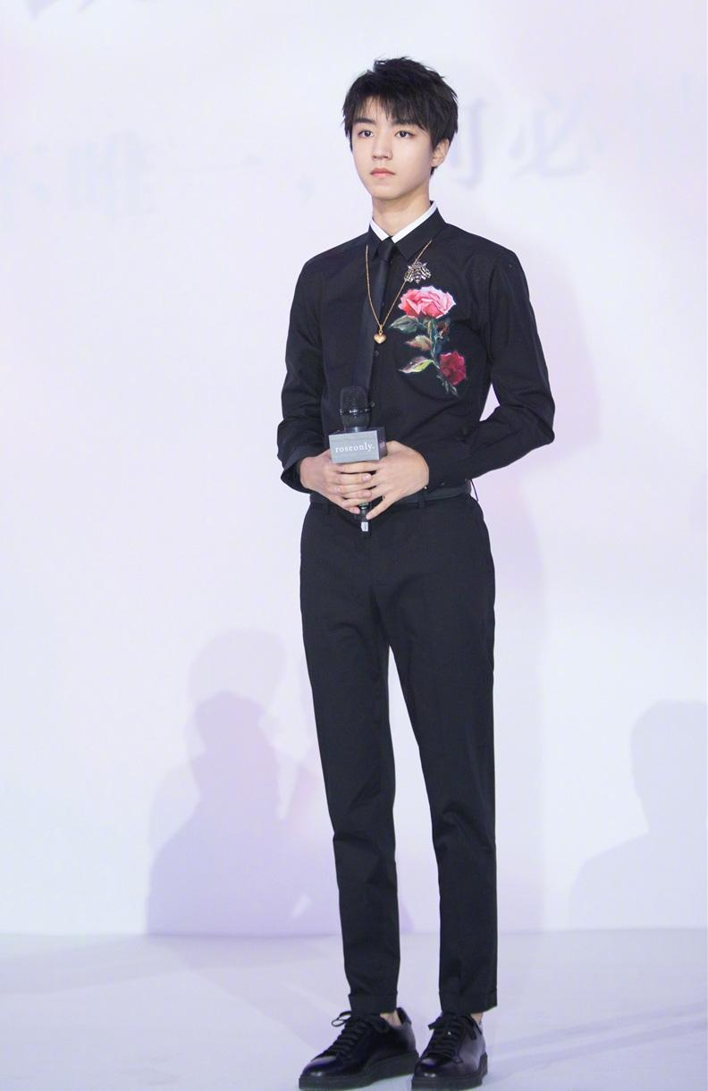 王俊凯俊朗帅气活动照