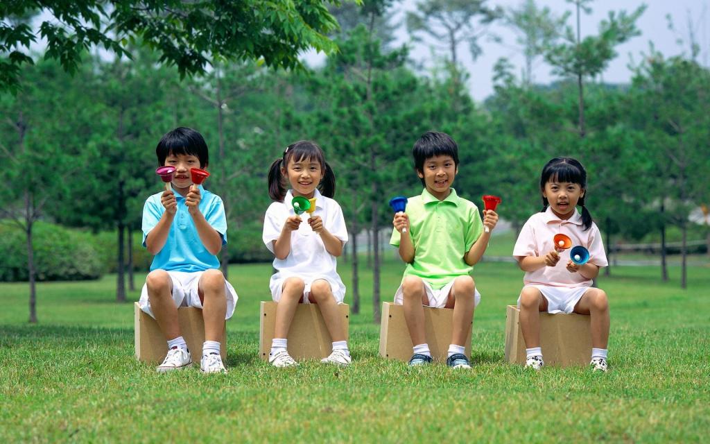 快乐儿童草地摄影