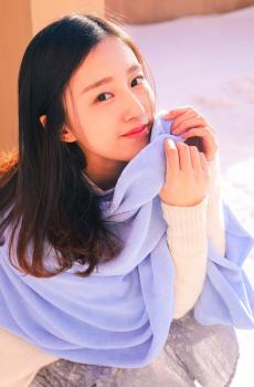 雪中文艺美女清冷迷人写真