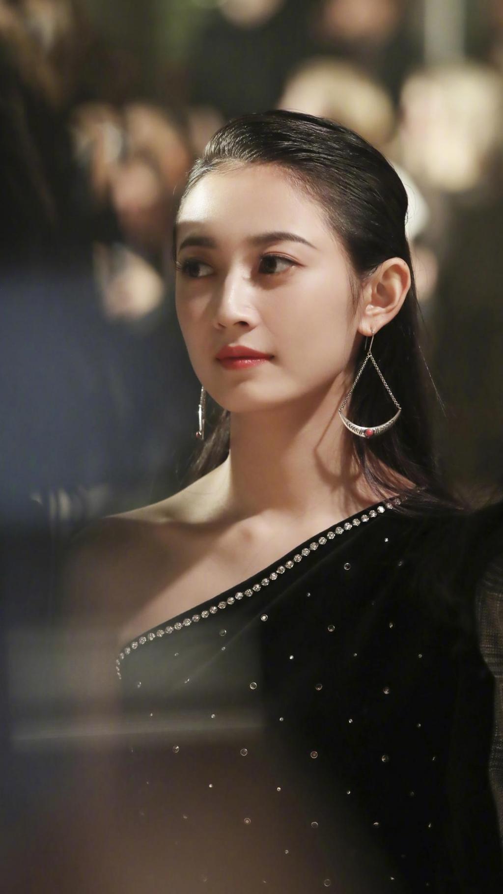 陈钰琪黑色廓形连体裤