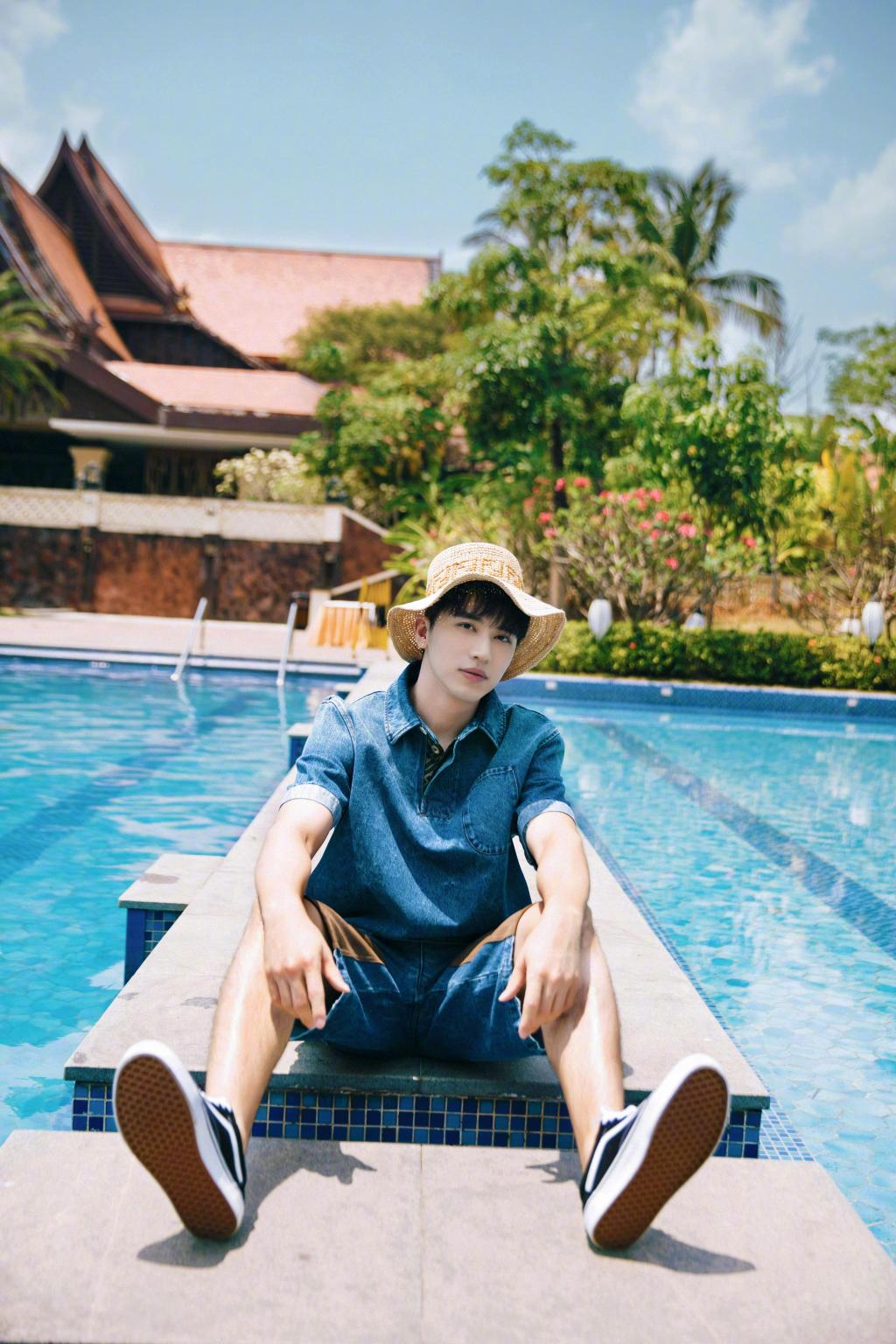 许魏洲牛仔休闲风潮流帅气写真