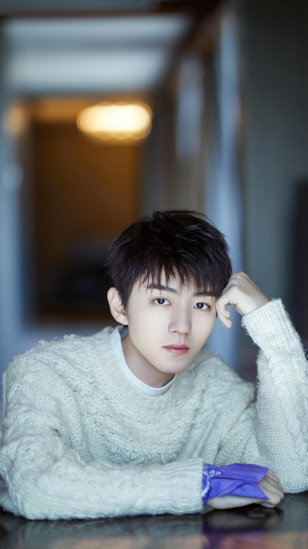 王俊凯白色毛衣写真