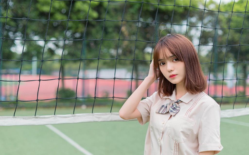 肤白如雪的俏丽美女写真