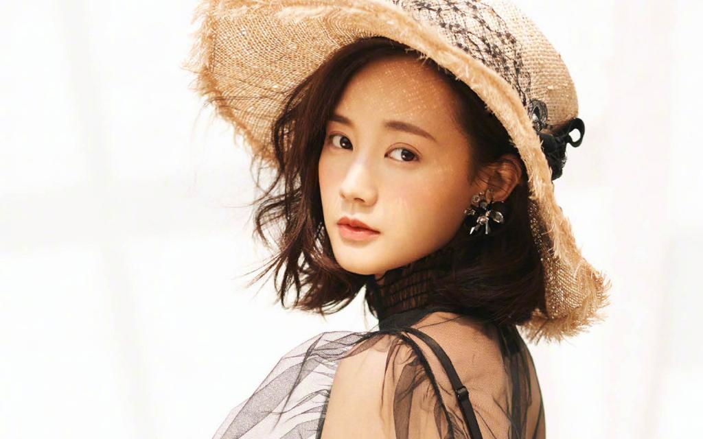 清纯美女明星李一桐时尚写真