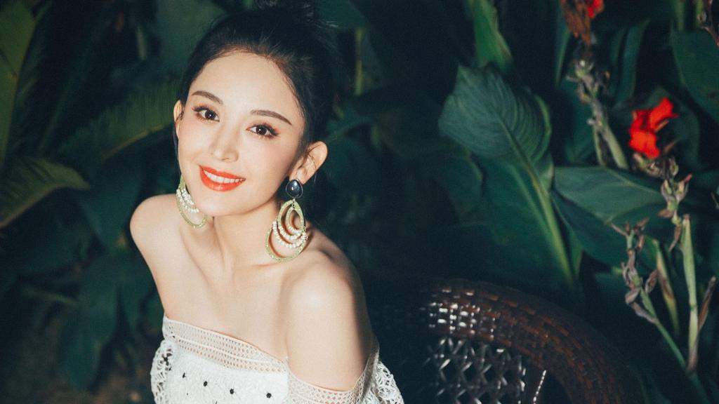 古力娜扎蕾丝裙性感一字肩诱人写真