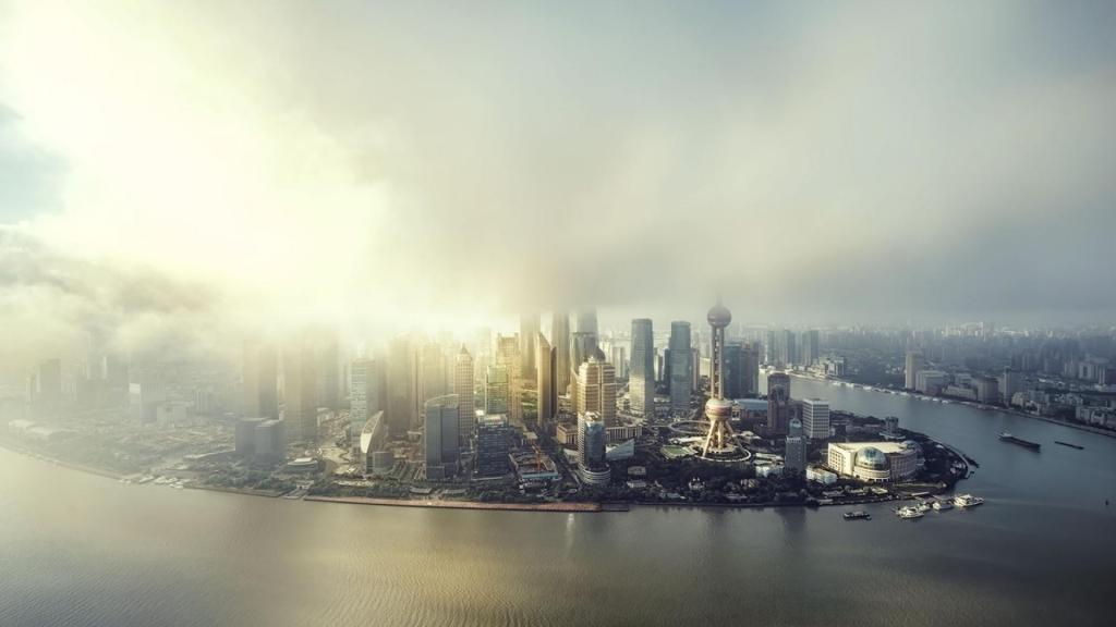 温暖的阳光照耀着城市建筑