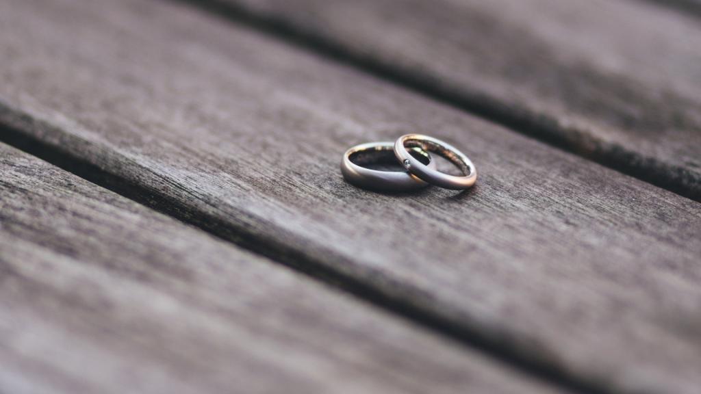 闪闪发亮的订婚钻戒