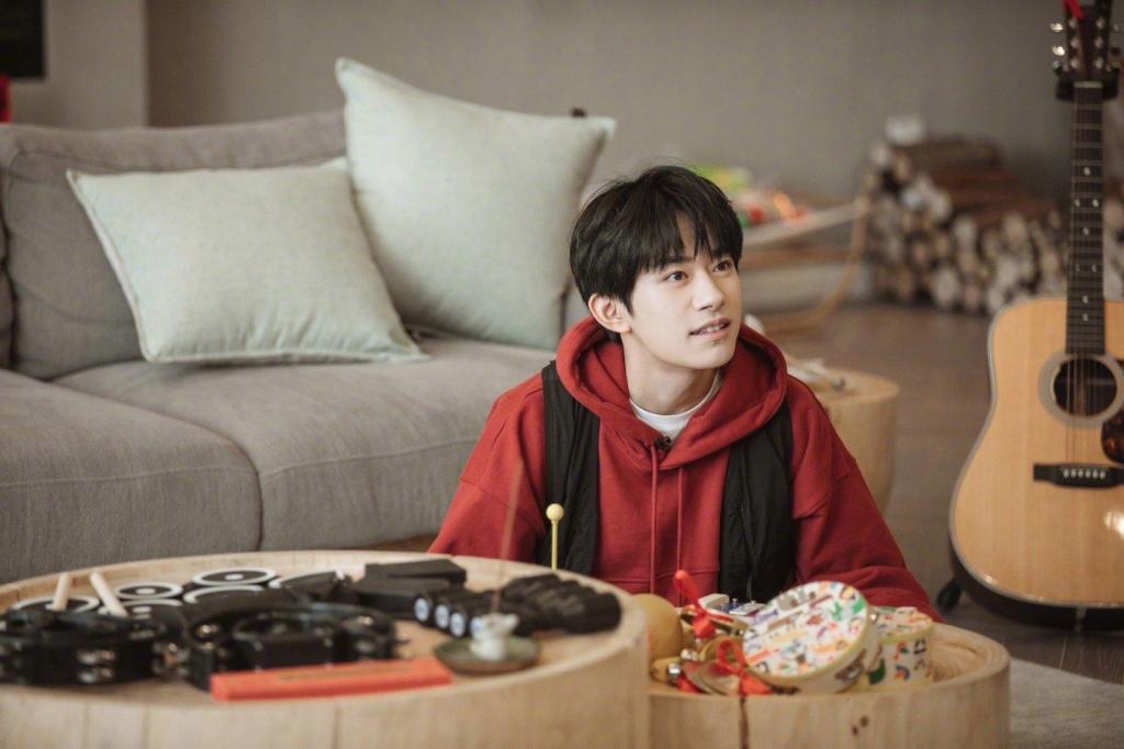 易烊千玺红色卫衣搭黑马甲时尚写真