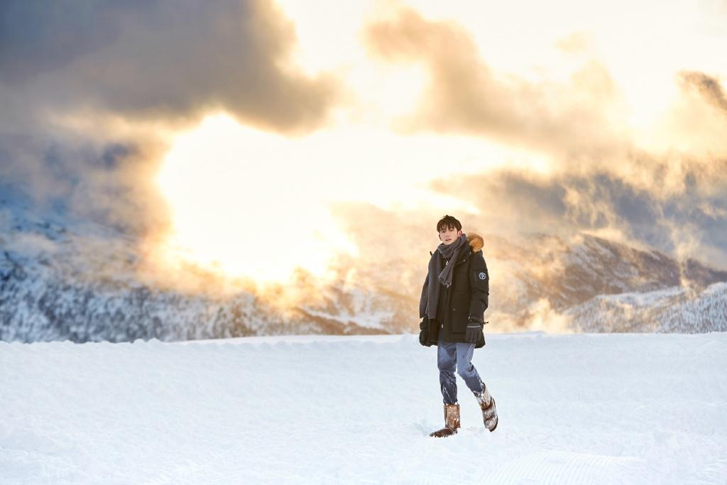 王源挪威冬日帅气写真