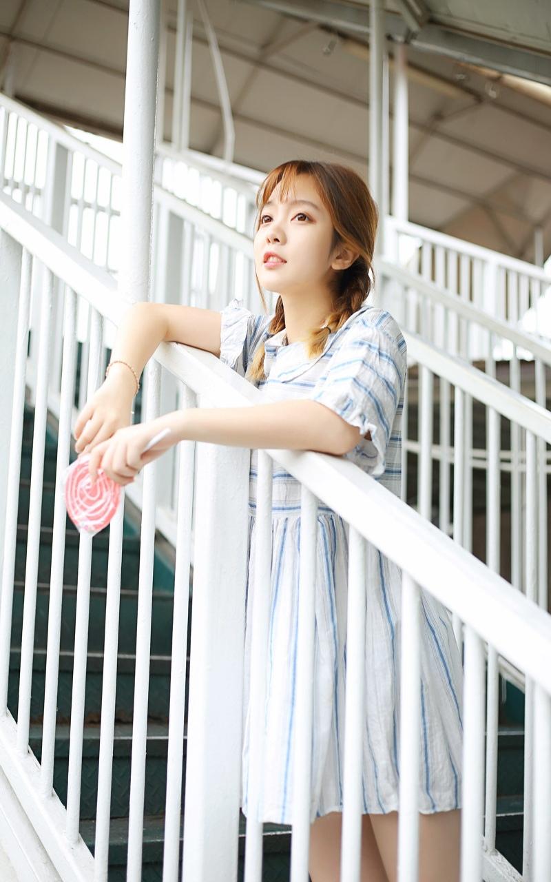 可爱小巧的游乐园美女