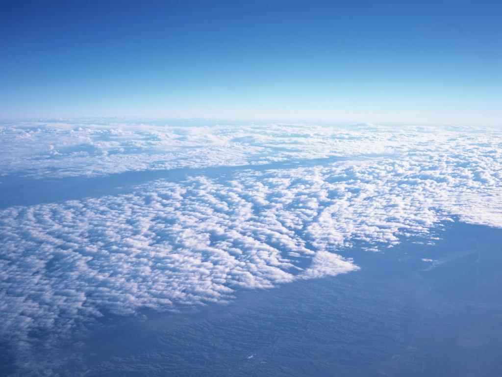 蓝天清澈，白云悠然