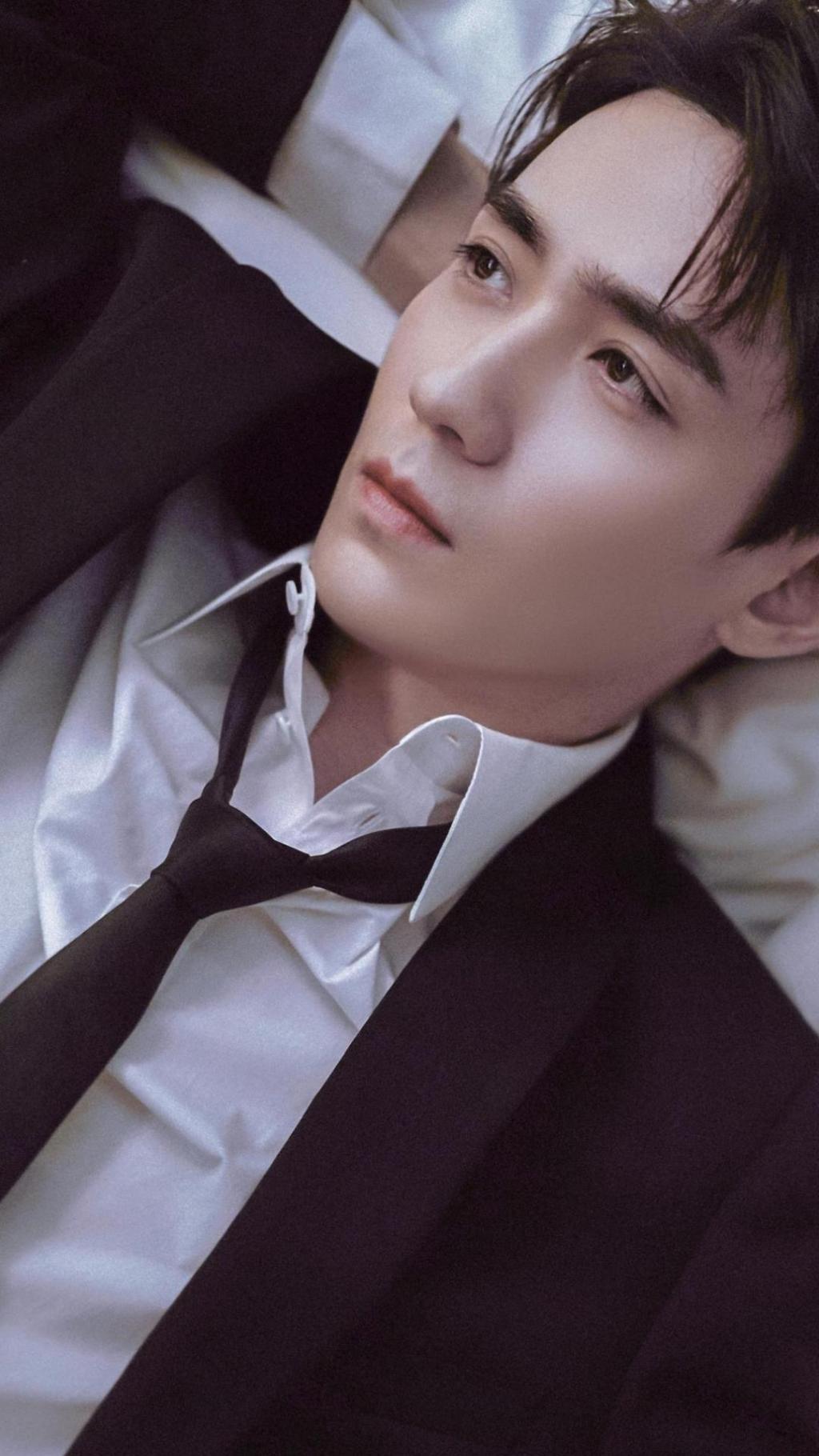 帅气型男朱一龙黑色西装写真