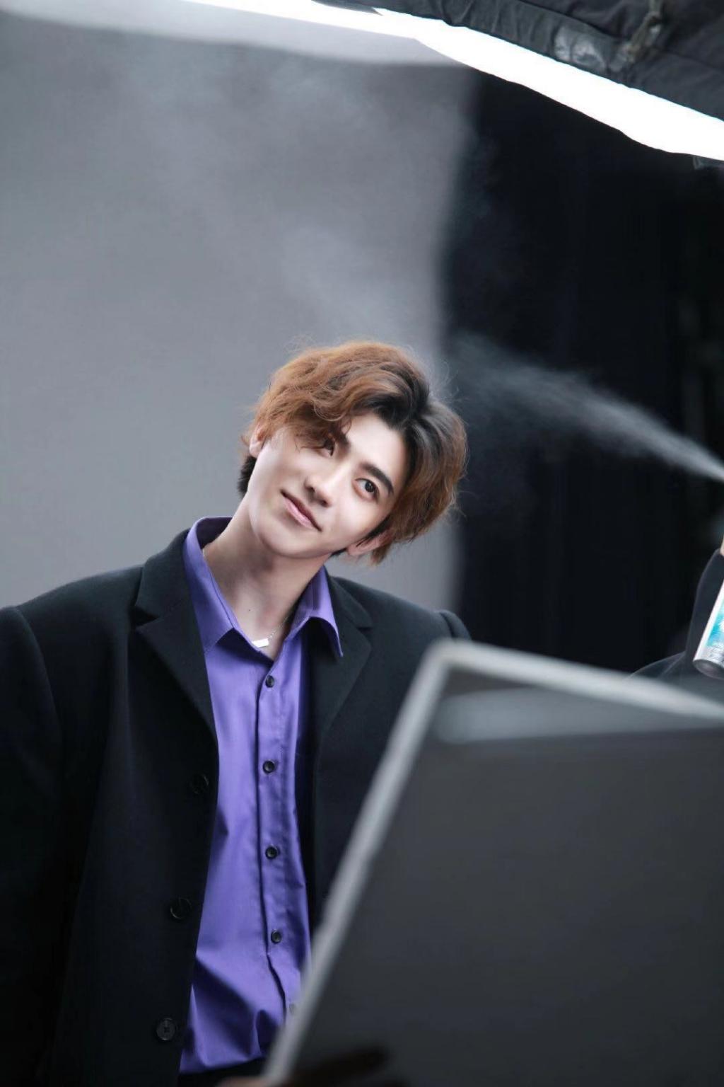 小鲜肉蔡徐坤时尚休闲写真