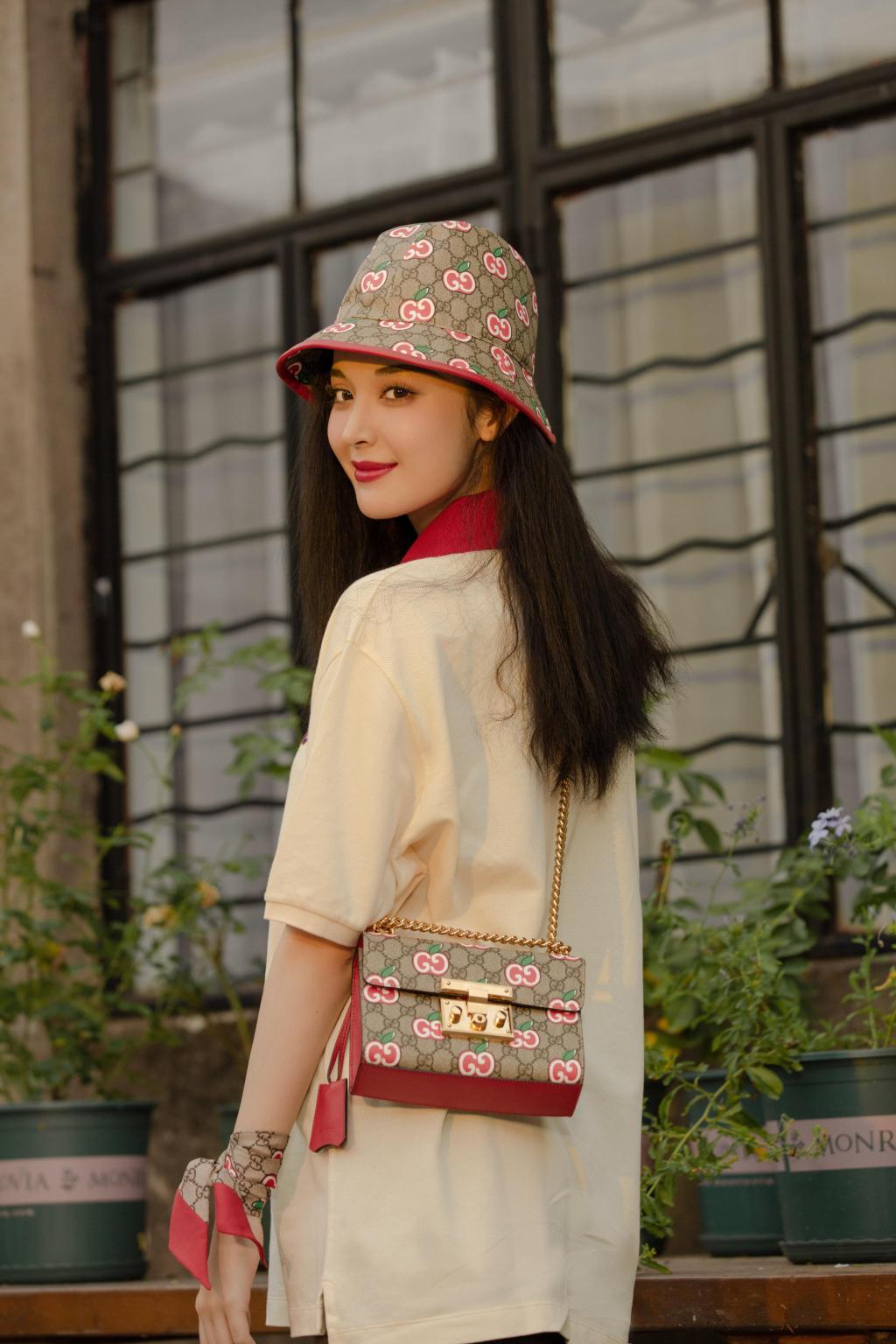 古力娜扎随性时尚写真