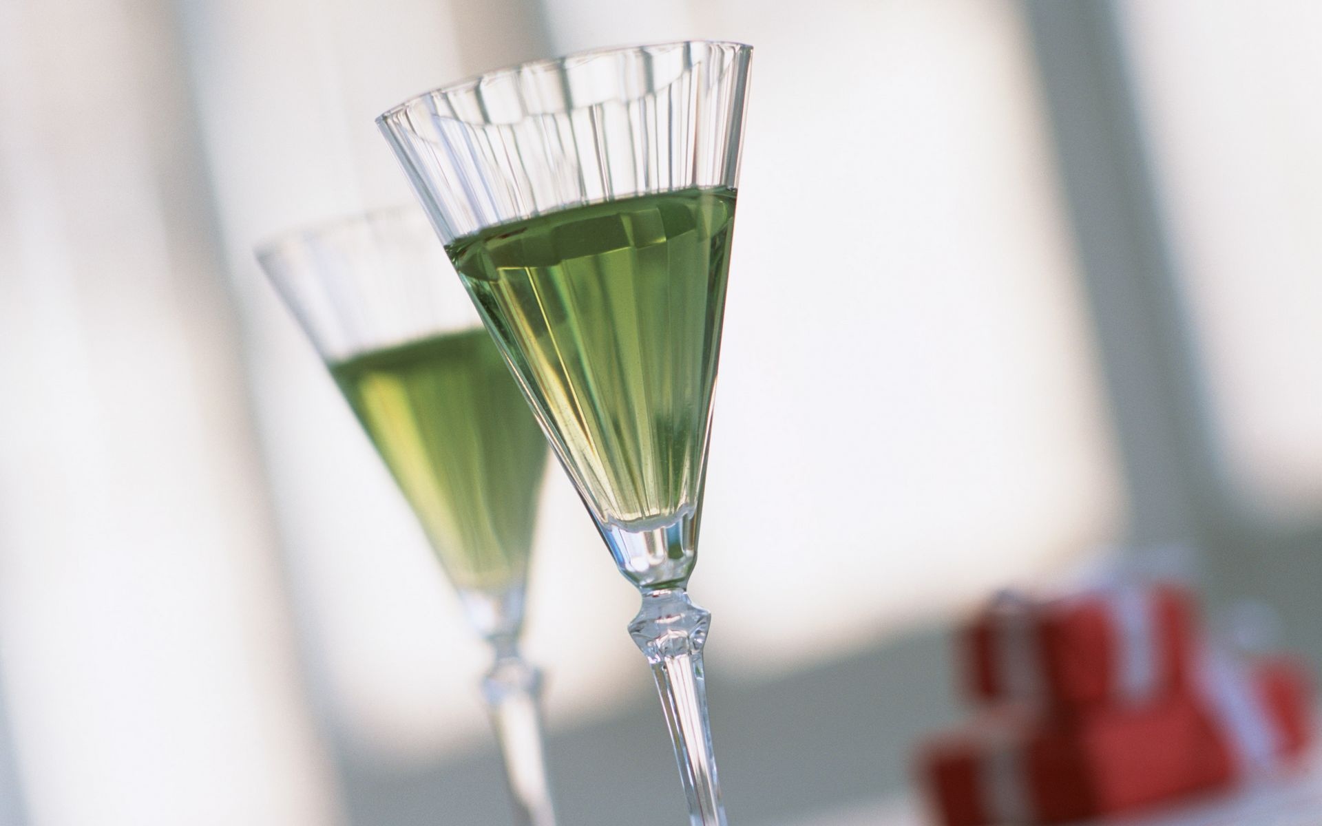 > || 更新时间:2018-08-23 颜色分 白色 关键词:  唯美图片 高脚杯