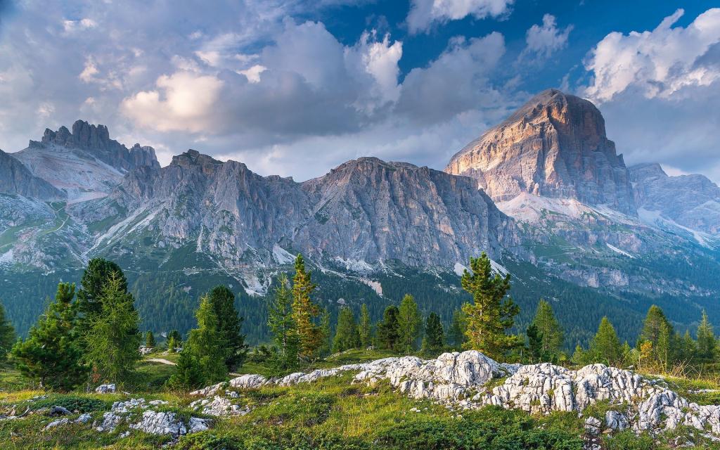 意大利白云石山风光