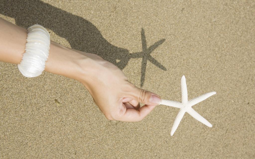 夏日海边沙滩女孩