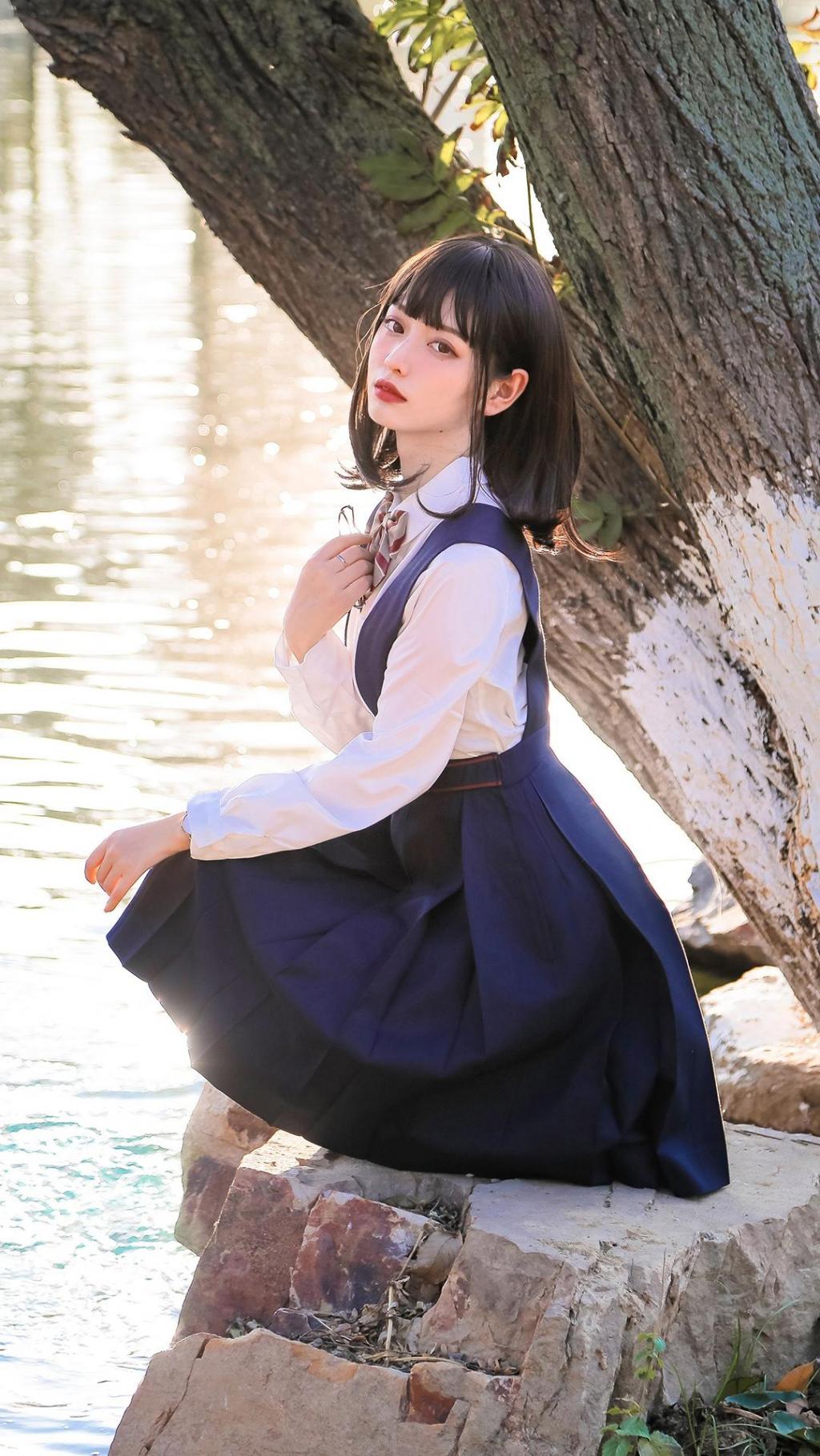 清纯冷艳美女户外文艺写真