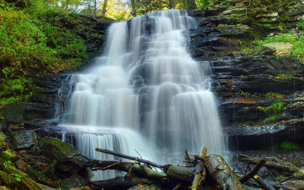 林间小瀑布护眼壁纸