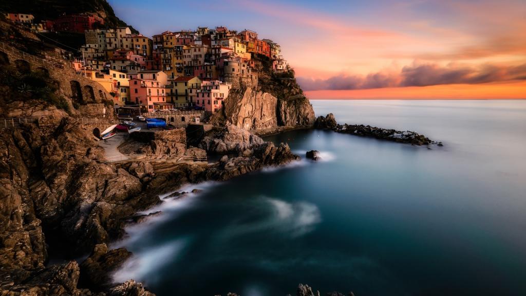 悬崖边的小镇马纳罗拉风景