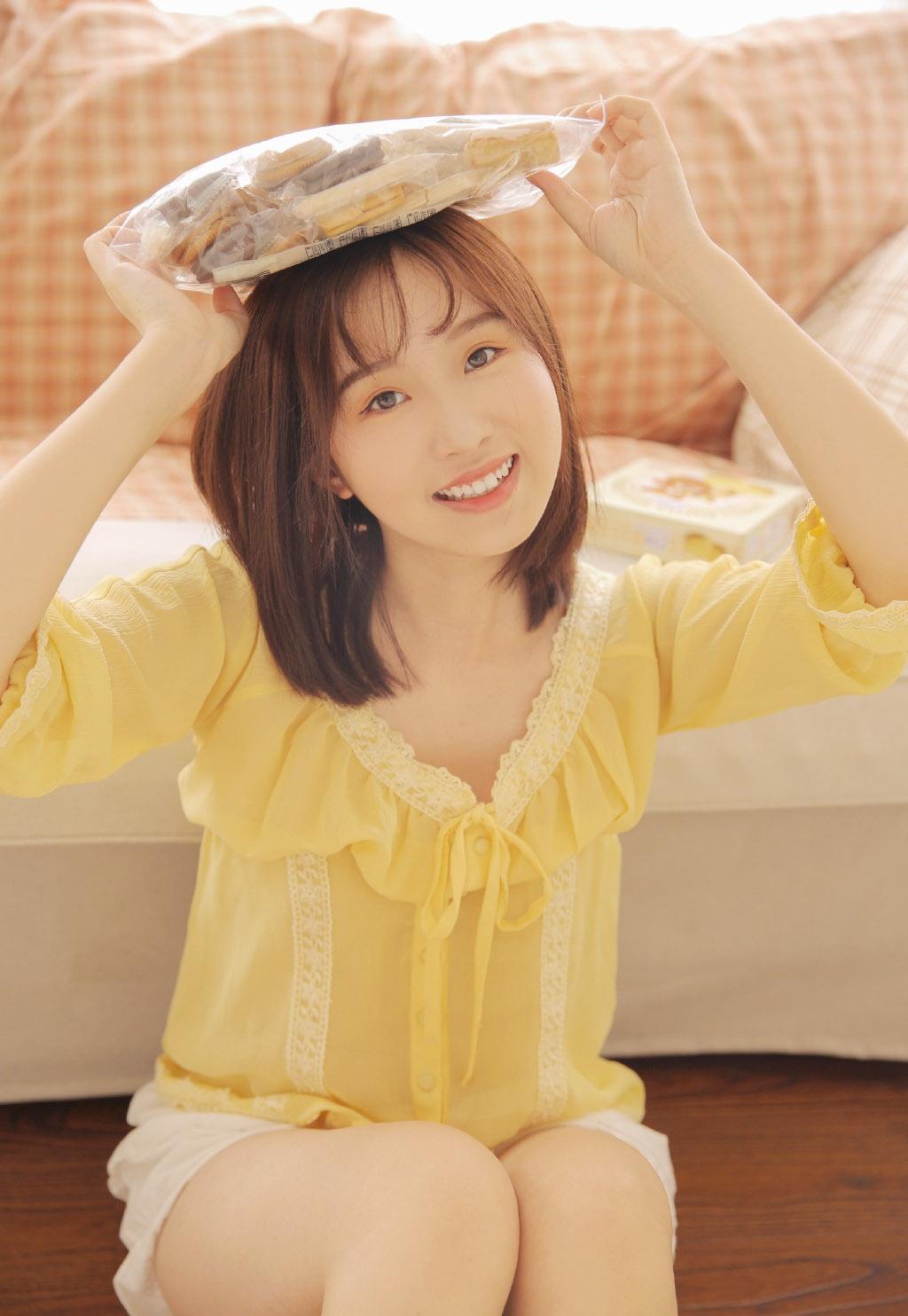 阳光清纯长发美女