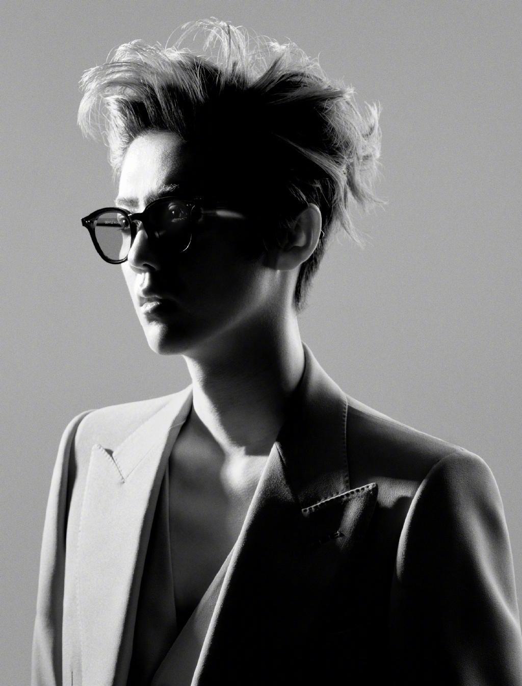 鹿晗时尚黑白个性帅气写真