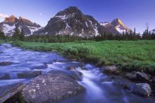 湖水山色的美景如画