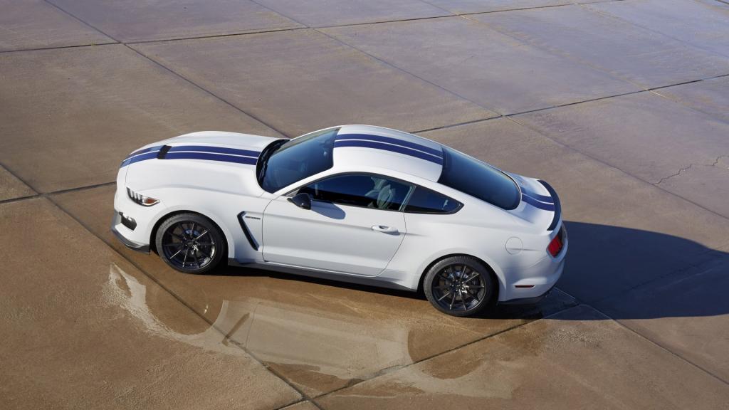 白色福特Shelby GT350汽车图片