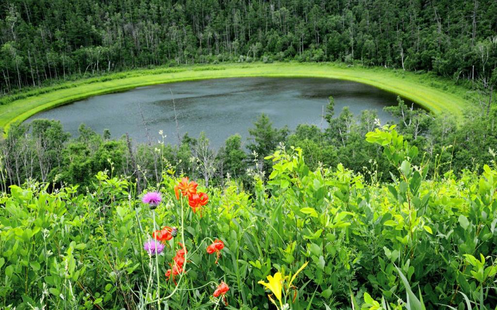 唯美月亮天池自然风景