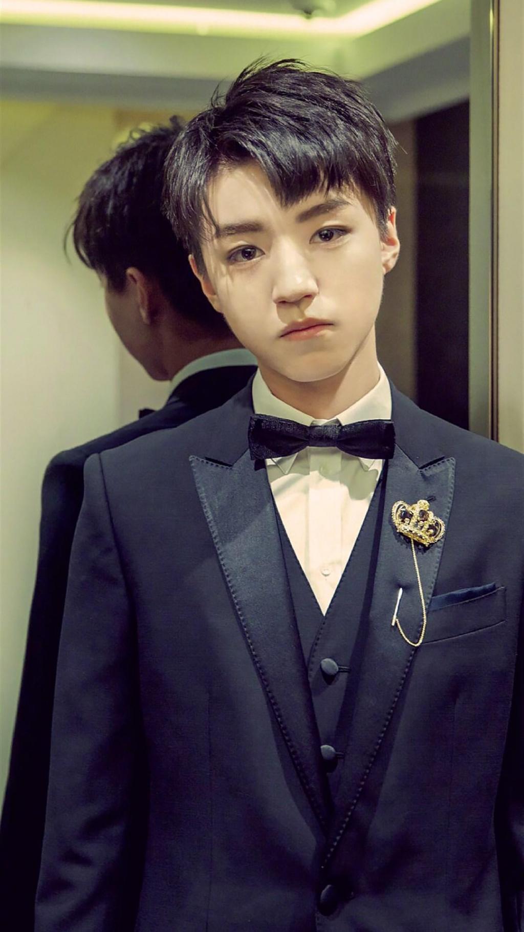 王俊凯成熟西服照