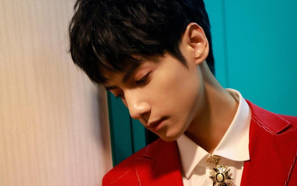 罗云熙红色西装帅气迷人写真